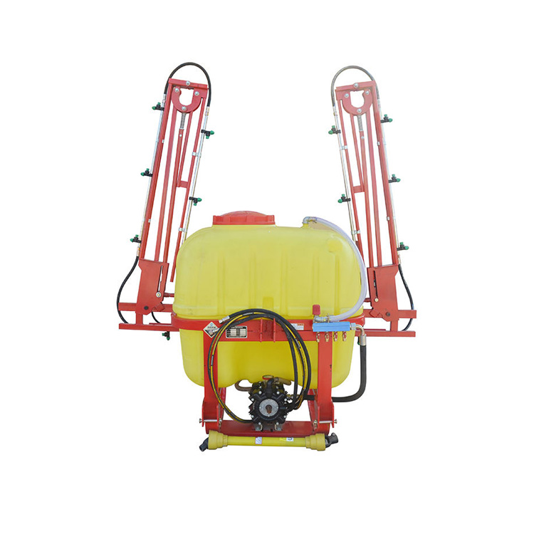 Am Traktor montiertes landwirtschaftliches Sprühgerät